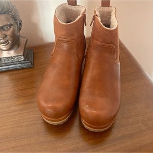 Universal thread, brown clogs boots, size 5 1/2 lightly used